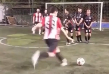 VIDEO: Hơn 3 triệu lượt xem pha đá phạt 'giật mình' nhất thế giới