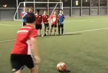 VIDEO: Đội bóng nhí định nghĩa lại cách phối hợp đá phạt?