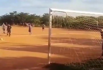 VIDEO: Pha bắt penalty xứng đáng bị đánh hội đồng