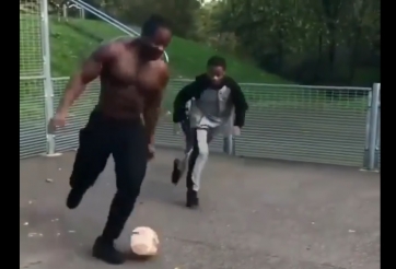 VIDEO: Thách thức siêu lực sỹ đá bóng và cái kết bất ngờ