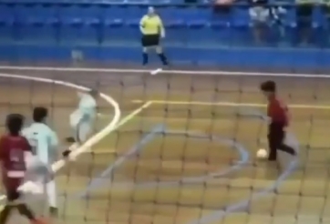 VIDEO: Kinh ngạc trước pha phối hợp ghi bàn như 'hack' của đội bóng nhí