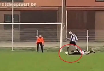 VIDEO: Đến Maradona cũng phải xấu hổ với pha dùng tay chơi bóng này