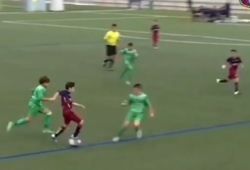 VIDEO: Lứa trẻ Barca ghi siêu phẩm đúng 'đặc sản' La Masia