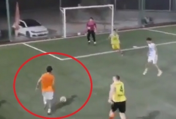 VIDEO: Dùng kỹ thuật như 'gà mờ', cầu thủ lừa qua cả đội bạn