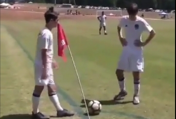 VIDEO: Pha câu giờ xứng đáng bị đuổi việc ngay lập tức