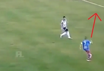 VIDEO: Cầu thủ thực hiện pha qua người 'chân nhanh hơn não' cực dị