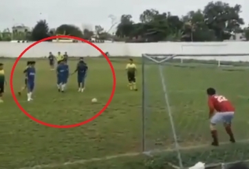 VIDEO: Phối hợp đá penalty xứng đáng bị 'đấm cho mấy nhát'