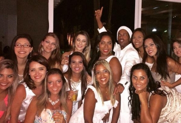 Sát ngày tự do, Ronaldinho bị cáo buộc 'thác loạn' với nhiều chân dài