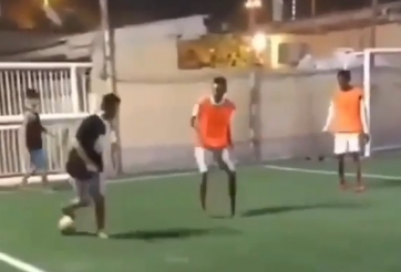 VIDEO: 'Múa' skill trước cầu thủ cục súc nhất trên sân và cái kết