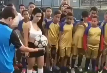 VIDEO: Mỹ nữ 'siêu vòng 3' trổ tài với trái bóng khiến nam nhi phục sát đất