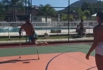 VIDEO: Thán phục trước khả năng chơi bóng của người đàn ông 1 chân