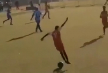 VIDEO: Cho vũ công ba-lê đi đá bóng và cái kết khó tin