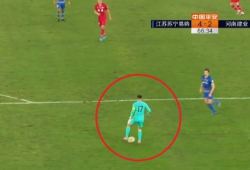 VIDEO: Thích thể hiện, thủ môn Trung Quốc 'đi vào lòng đất'