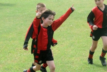 VIDEO: Cậu bé Messi khi chưa đến Barca tài năng cỡ nào?