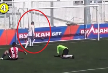 VIDEO: Lừa qua cả đội, tiền đạo tung cú sút lừa luôn cả thế giới