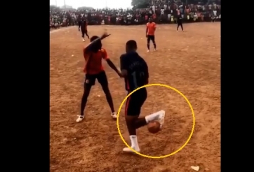 VIDEO: Biểu diễn trước cầu thủ nóng tính và cái kết xứng đáng