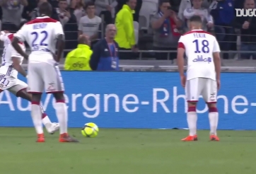 VIDEO: 'Hàng thừa' MU đá phạt thành bàn siêu thông minh 