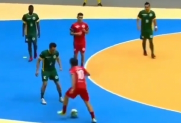 VIDEO: Lừa bóng qua 'Vua kỹ thuật' và cái kết bẽ bàng