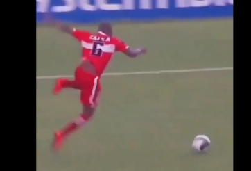 HÀI HƯỚC: Pha bóng 'tự hủy' khiến BLV cười như được mùa