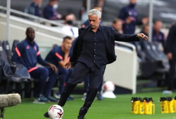 Mourinho lập thành tích buồn trong ngày Tottenham gục ngã
