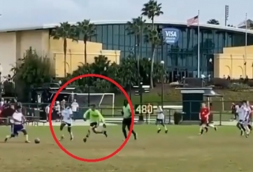 VIDEO: Thủ môn lên tham gia tấn công và cái kết cực 'khó đỡ'