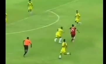 VIDEO: Làm thế nào để lừa qua 7 cầu thủ và ghi bàn?