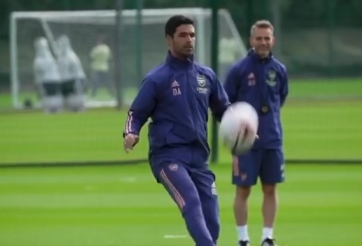 VIDEO: HLV Arsenal biểu diễn như Ronaldinho trên sân tập