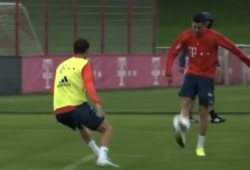 VIDEO: Lewandowski ghi bàn thắng cực khó tin trên sân tập