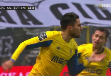 VIDEO: 'Siêu hậu vệ' sắp đến MU lập siêu phẩm sút xa sấm sét