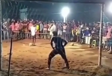 VIDEO: Xuất hiện thủ môn cản phá như 'Đội bóng Thiếu Lâm'