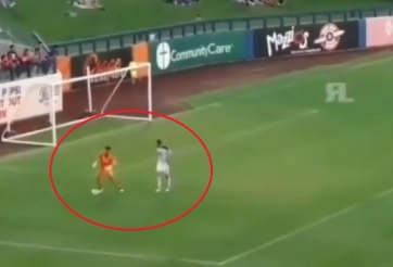 VIDEO: Tự tin thái quá, thủ môn nhận kết cục khiến người xem hả hê