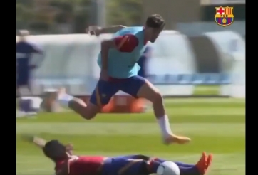 VIDEO: Tân binh Barca biến hàng loạt đàn anh thành 'gã hề'