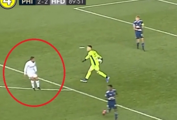 VIDEO: Pha làm bàn 'siêu trí tuệ' khiến đối thủ chỉ biết 'òa khóc'