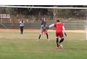 VIDEO: Phong cách đá penalty xứng đáng bị 'ăn đấm'