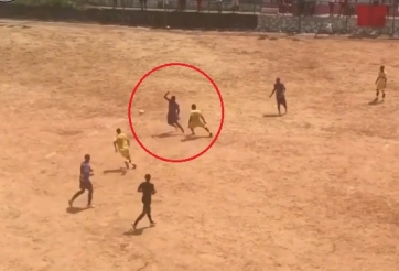 VIDEO: Xuất hiện Pogba 'sân đất' hay hơn cả phiên bản thật