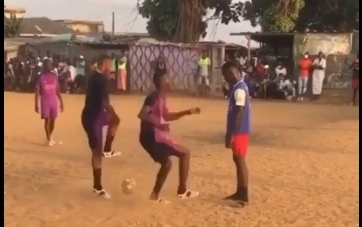 VIDEO: Thích đi bar nhưng bị bắt đá bóng và cái kết...