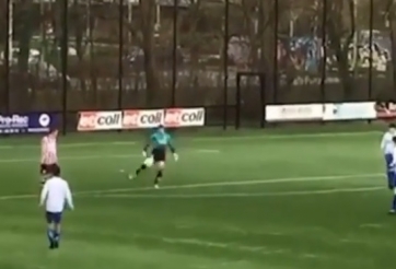 VIDEO: Siêu phẩm để đời của thủ môn ở cự li 80m