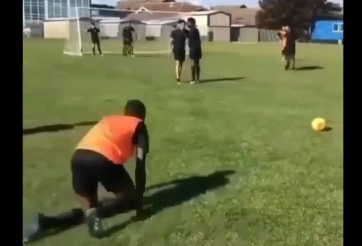 VIDEO: Cú đá phạt siêu màu mè nhưng kết quả thì thảm hại