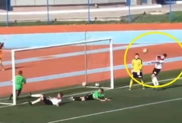 HI HỮU: Bàn thắng siêu 'rùa' nhờ đối phương để mặt sai chỗ