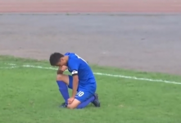 VIDEO: Thủ môn 'tấu hài' gặp tiền đạo gà mờ 