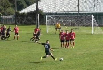 VIDEO: Cú đá phạt góc siêu khó đạt đến đẳng cấp hoàn hảo