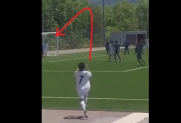 VIDEO: Cầu thủ nhí 'ghi bàn' bằng cú ném mạnh như đại bác