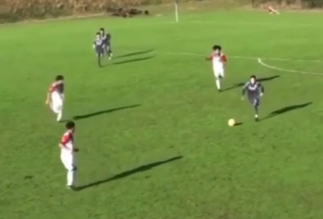 VIDEO: 2 triệu người xem 'siêu sao nhí' thoát pressing ngoạn mục