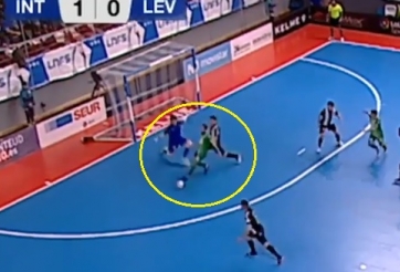 VIDEO: Choáng ngợp trước pha làm bàn 1 chạm khó tin nhất lịch sử