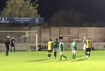 VIDEO: Cầu thủ đá penalty cực mạnh khiến đội nhà 'ngã ngửa'