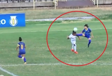 VIDEO: Nữ cầu thủ tung cước 'đo ván' đối thủ ngay trên sân bóng