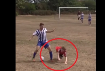 VIDEO: Pha tắc bóng dũng cảm nhất thế giới khi thực hiện bằng... mặt