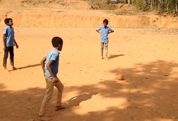 VIDEO: 3 triệu lượt xem dàn sao nhí phối hợp đá phạt 'IQ vô cực'