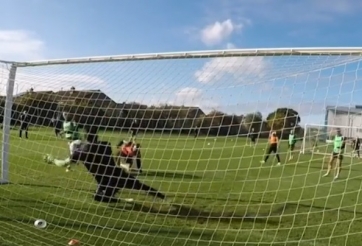 VIDEO: Siêu thủ môn một mình cân cả hàng công đối thủ