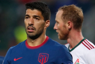 Đòi 'giám sát' trọng tài, Suarez lĩnh ngay thẻ vàng 